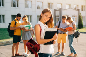 hermosa-joven-mochila-terciopelo-rojo-libros