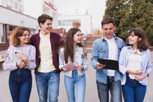 jovenes-universitarios-caminando-juntos